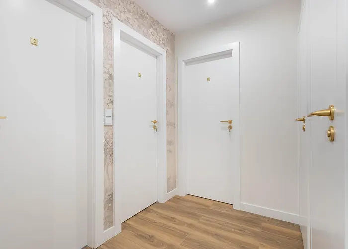 Center By Sofija Varsó